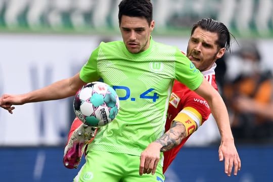 Wolfsburgs Josip Brekalo (l) und Unions Christopher Trimmel kämpfen um den Ball.