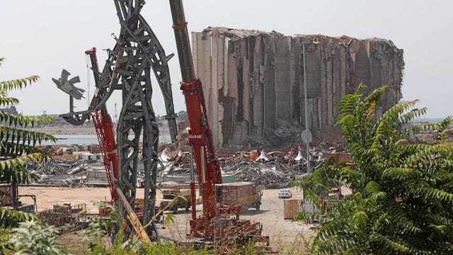 Die Skulptur "The Giant" (Der Riese) wurde aus Trümmern gefertigt - sie steht im Hafen in der Nähe des zerstörten Getreidesilos.