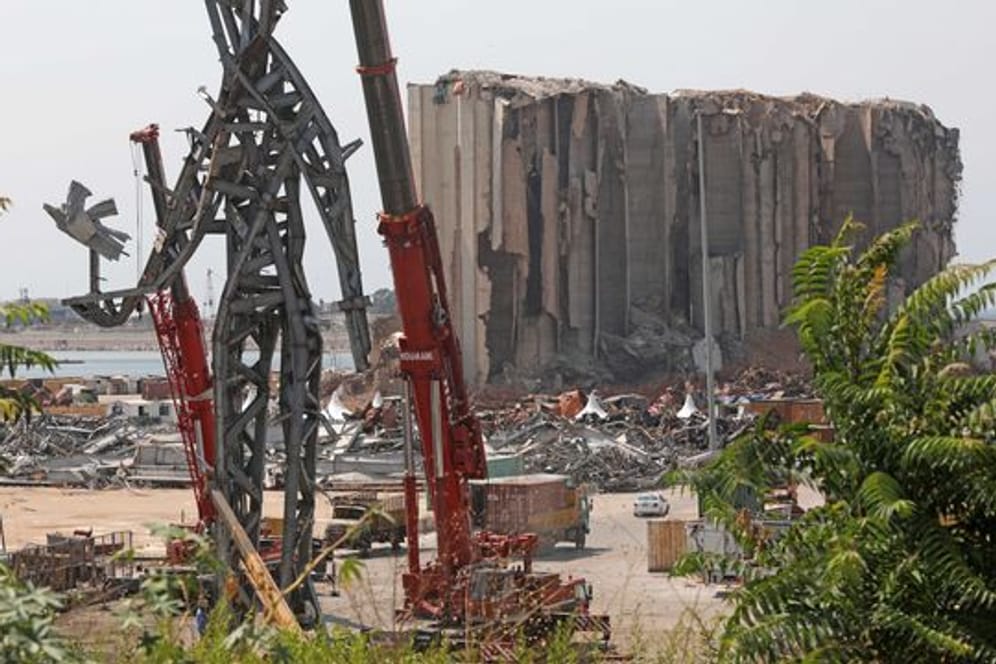 Die Skulptur "The Giant" (Der Riese) wurde aus Trümmern gefertigt - sie steht im Hafen in der Nähe des zerstörten Getreidesilos.