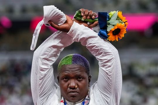 Die US-Amerikanerin Raven Saunders mit mit ihrer Silbermedaille und verschränkten Armen bei der Siegerehrung.