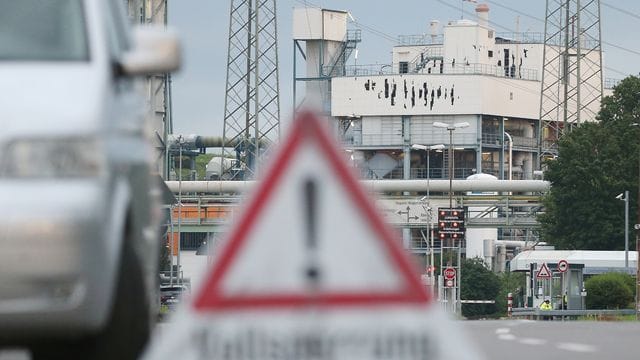 Nach der Explosion in Leverkusen geht die Suche nach zwei Vermissten weiter. Nach der Explosion in Leverkusen geht die Suche nach zwei Vermissten weiter.