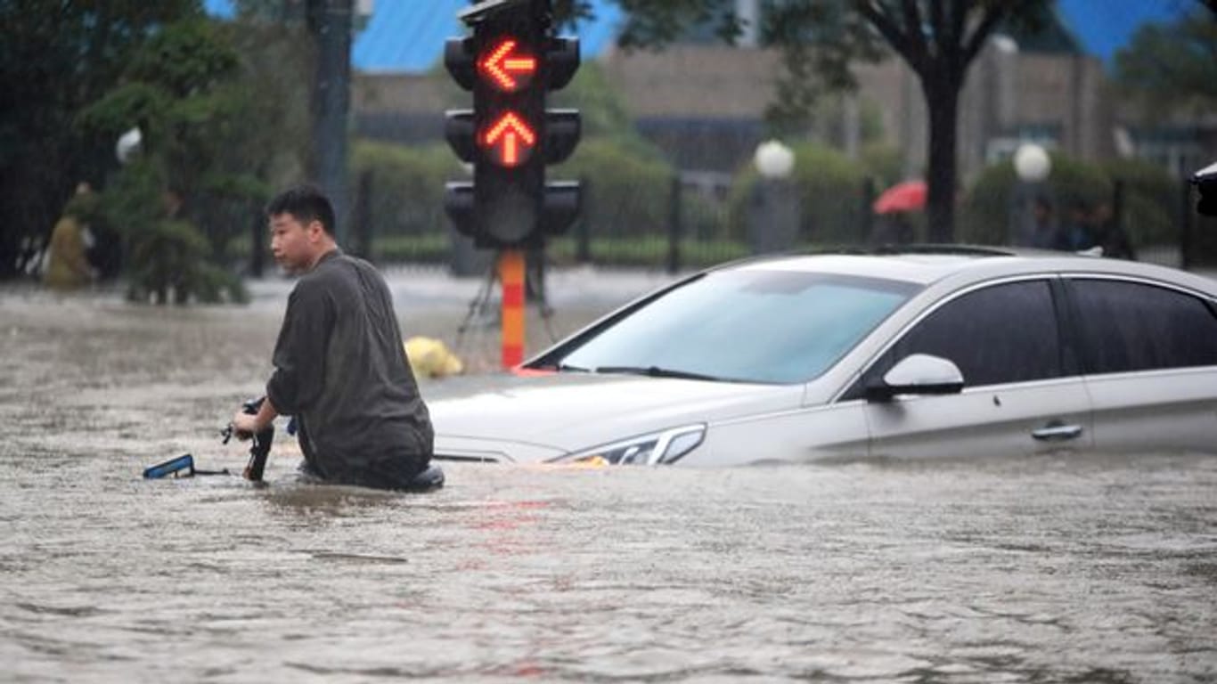 Überflutete Straße in Zhengzhou.