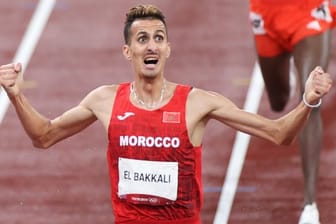 Der Marokkaner Soufiane El Bakkali jubelt im Ziel.