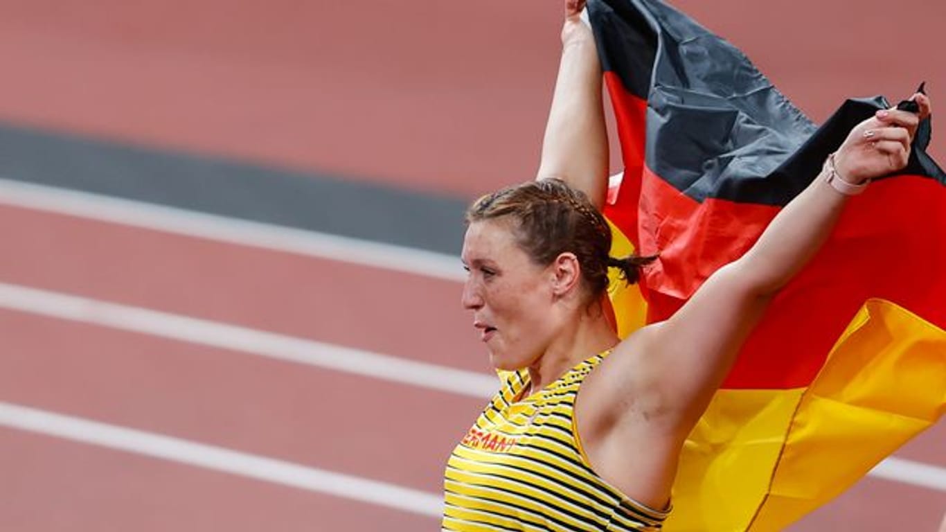 Mit der deutschen Fahne feiert Diskuswerferin Kristin Pudenz ihren zweiten Platz.