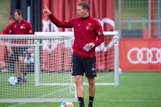 Trainer Julian Nagelsmann leitet das Bayern-Training an der Säbener Straße.