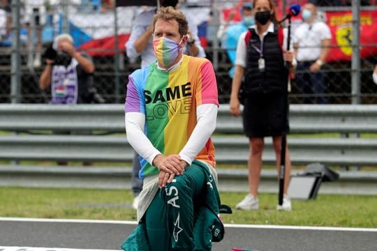 Sebastian Vettel trug vor dem Rennen beim Abspielen von Ungarns Hymne ein Shirt in Regenbogenfarben mit dem Text "Same Love".