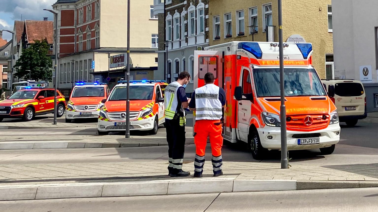 Einsatzkräfte an der Unfallstelle: Ein Autofahrer hat in Detmold vier Frauen verletzt. Einsatzkräfte an der Unfallstelle: Ein Autofahrer hat in Detmold vier Frauen verletzt.