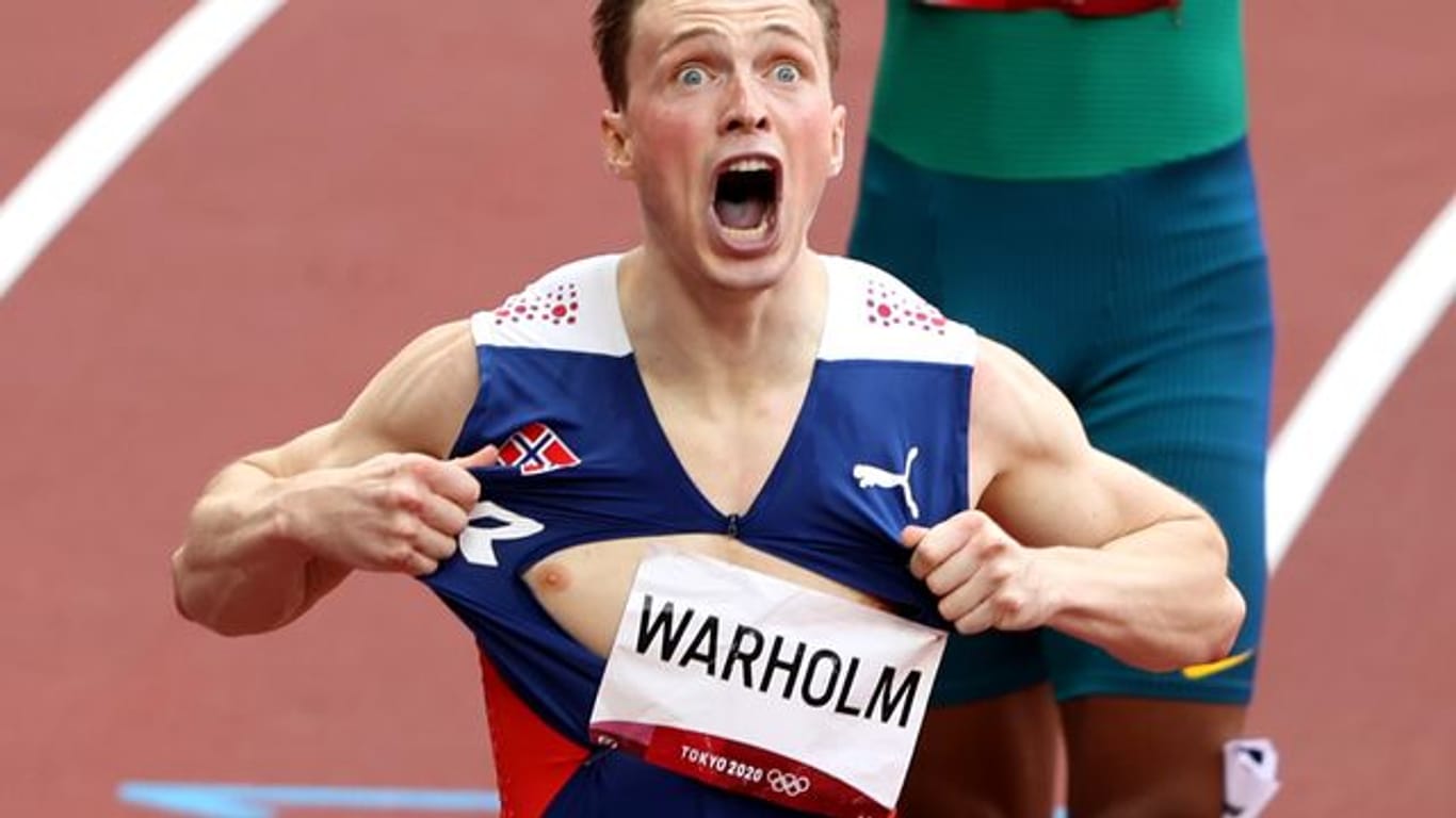 Norwegens Leichtathletik-Star Karsten Warholm rennt Weltrekord über die 400 Meter Hürden.