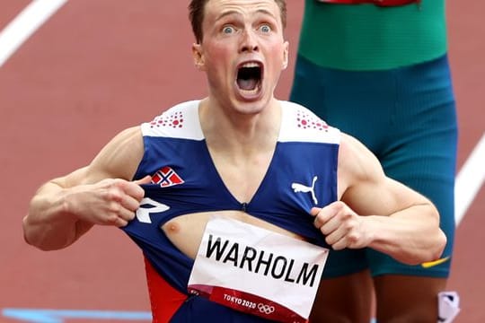 Norwegens Leichtathletik-Star Karsten Warholm rennt Weltrekord über die 400 Meter Hürden.