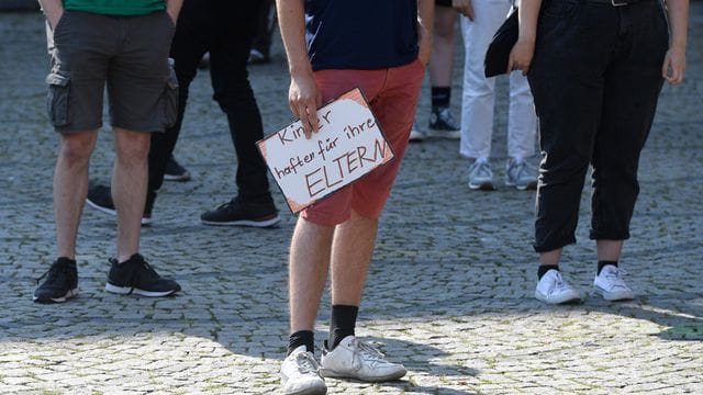 Aktivisten von Fridays for Future demonstrieren für bessere Umweltgesetze, um die Klimaerwärmung zu stoppen. Aktivisten von Fridays for Future demonstrieren für bessere Umweltgesetze, um die Klimaerwärmung zu stoppen.
