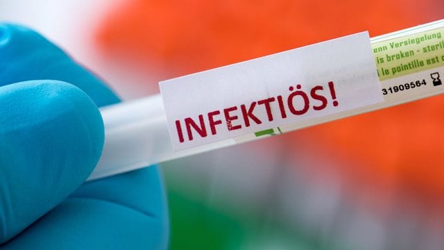 Nach Angaben des Robert Koch-Instituts (RKI) von Dienstagmorgen lag die Sieben-Tage-Inzidenz bei 17,9.