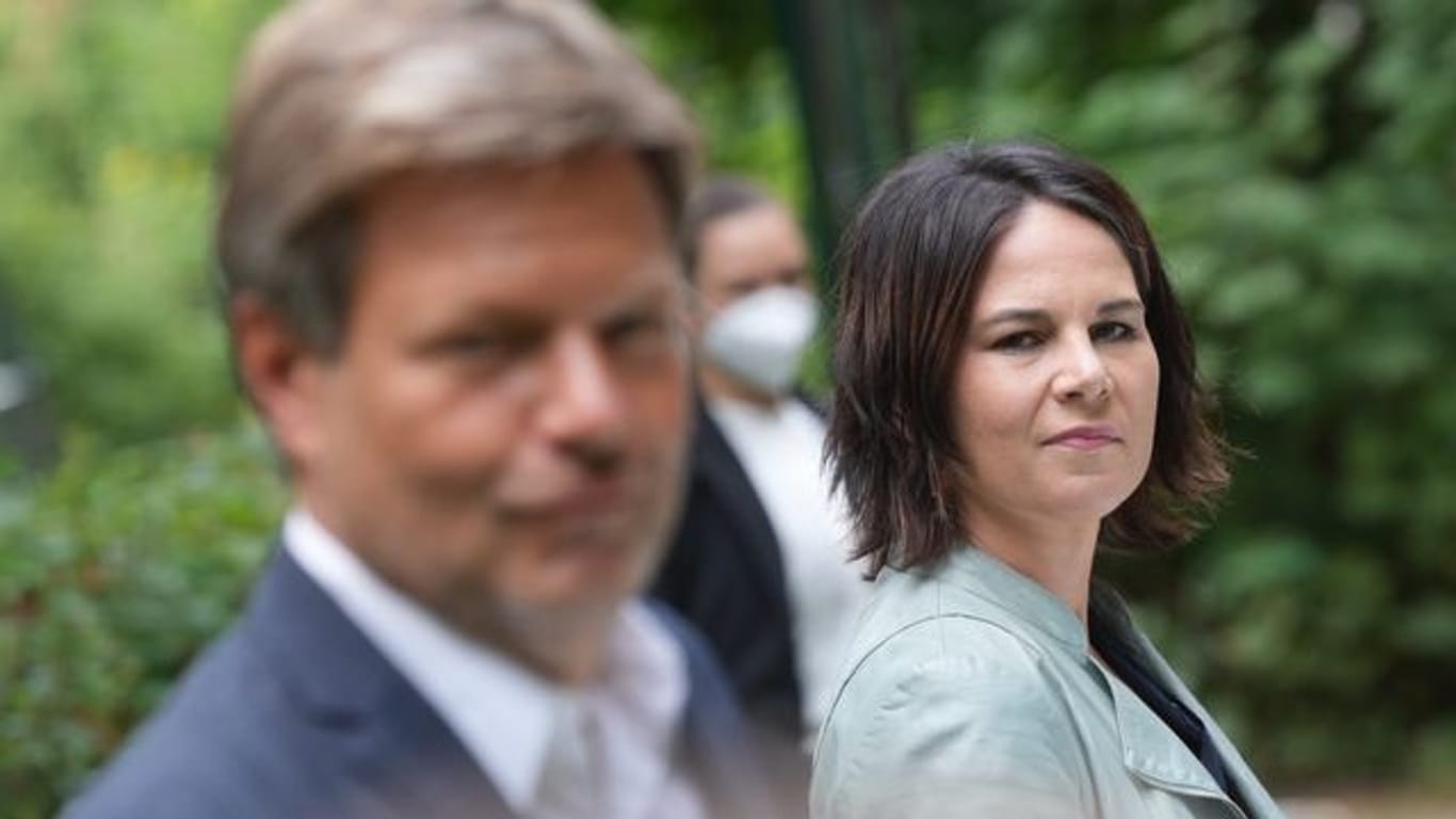 Annalena Baerbock und Robert Habeck stellen das "Klimaschutz-Sofortprogramm" ihrer Partei vor.