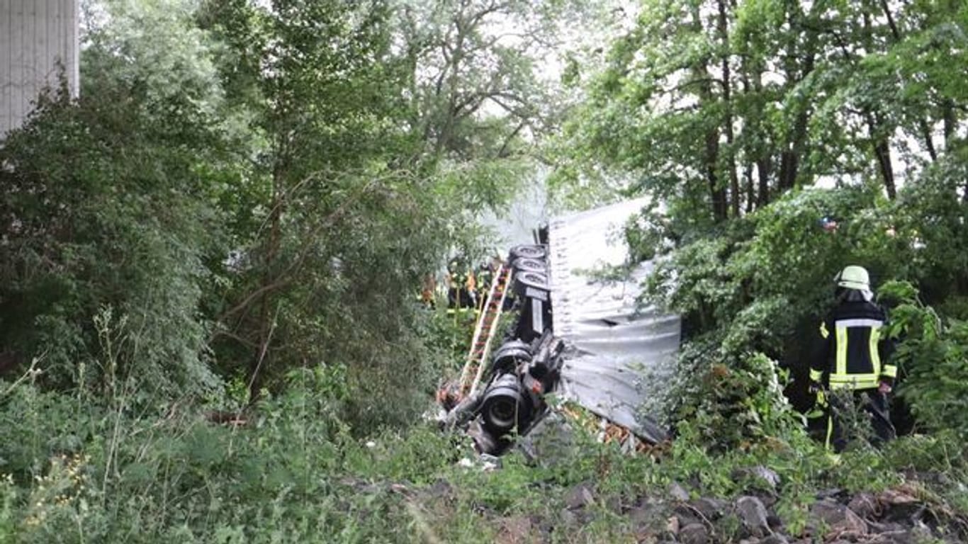 Ein Lastwagen ist auf der Autobahn 66 von der Kinzigtalbrücke gestürzt.