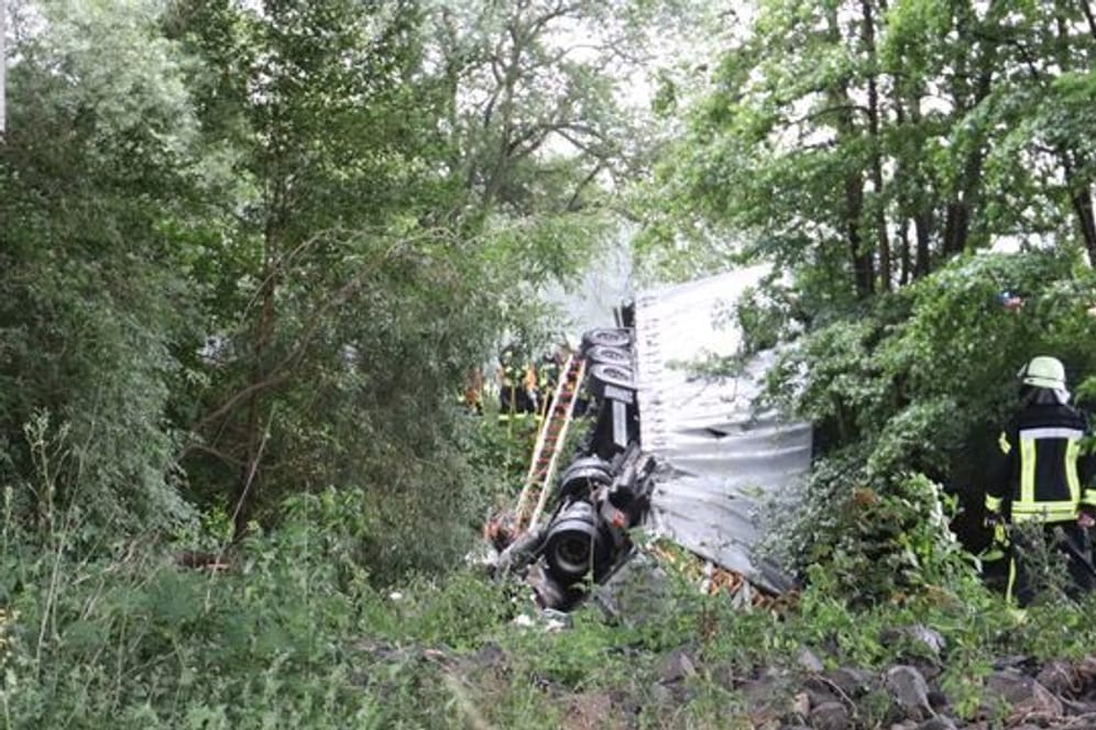 Ein Lastwagen ist auf der Autobahn 66 von der Kinzigtalbrücke gestürzt.