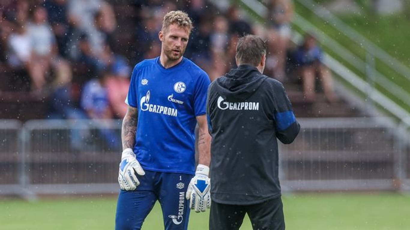Ist zurück im Schalker Training: Torhüter Ralf Fährmann (l).
