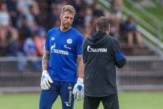 Ist zurück im Schalker Training: Torhüter Ralf Fährmann (l).