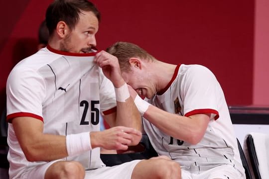 Die deutschen Handballer um Kai Häfner (l) und Timo Kastening sind im Viertelfinale gegen Ägypten ausgeschieden.