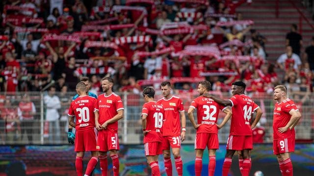 Bei der Teamvorstellung vor dem Spiel gegen Athletic Bilbao waren die Rückkehrer Max Kruse und Cedric Teuchert noch Zuschauer.
