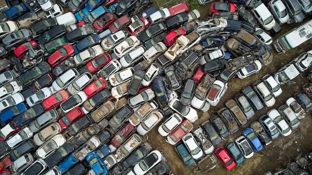 Autowracks, die von der Flut der Ahr durch die Straßen gespült wurden, werden auf einem Gelände gesammelt, um sie zur Verschrottung weiterzutransportieren. Autowracks, die von der Flut der Ahr durch die Straßen gespült wurden, werden auf einem Gelände gesammelt, um sie zur Verschrottung weiterzutransportieren.