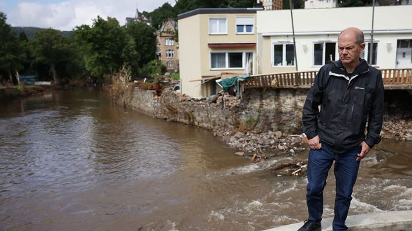 Olaf Scholz an der Urft - der Kanzlerkandidat besucht die Hochwassergebiete in Nordrhein-Westfalen.