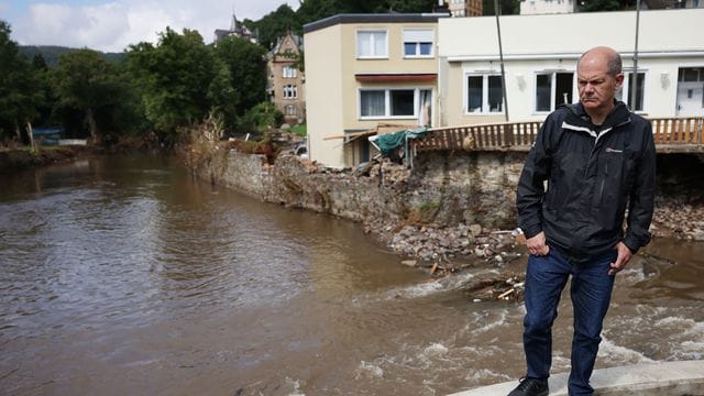 Olaf Scholz an der Urft - der Kanzlerkandidat besucht die Hochwassergebiete in Nordrhein-Westfalen. Olaf Scholz an der Urft - der Kanzlerkandidat besucht die Hochwassergebiete in Nordrhein-Westfalen.