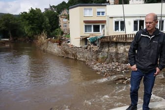 Olaf Scholz an der Urft - der Kanzlerkandidat besucht die Hochwassergebiete in Nordrhein-Westfalen.