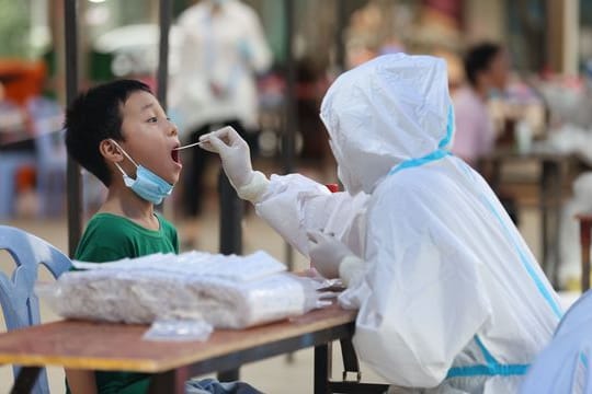 Zu den häufigsten Covid-Symptomen unter Kindern zählen Müdigkeit, Kopfschmerzen und der Verlust von Geschmacks- oder Geruchssinn.