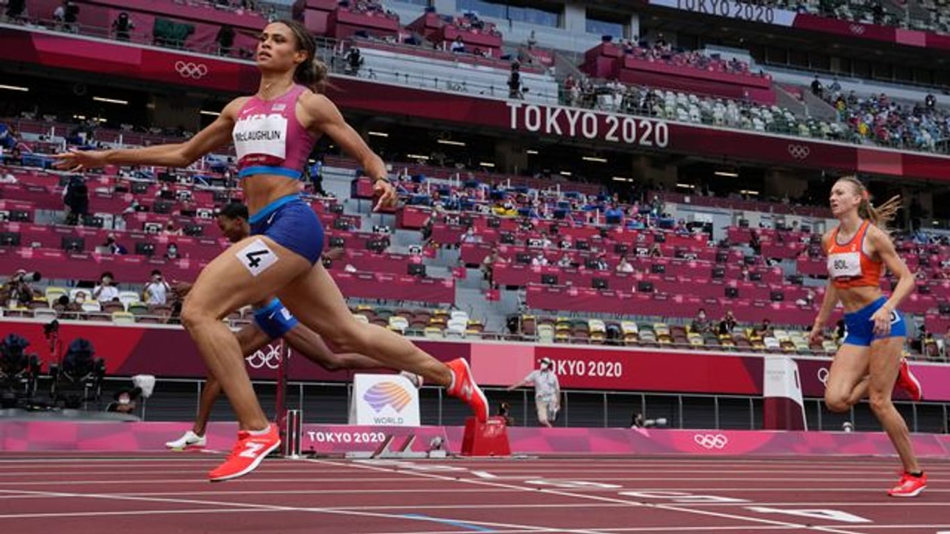 Sydney McLaughlin gewinnt in Weltrekordzeit Gold über 400 Meter Hürden.