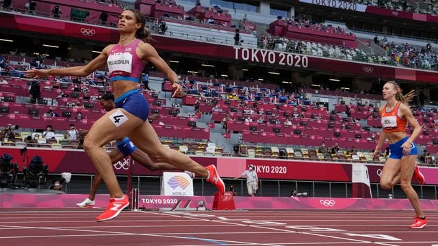 Sydney McLaughlin gewinnt in Weltrekordzeit Gold über 400 Meter Hürden.