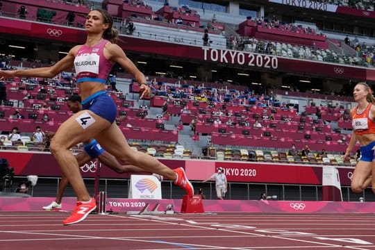 Sydney McLaughlin gewinnt in Weltrekordzeit Gold über 400 Meter Hürden.