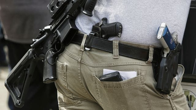 Eine Person mit mehreren Schusswaffen nimmt an einer Demonstration in Seattle für das Recht, Waffen zu besitzen, teil. Eine Person mit mehreren Schusswaffen nimmt an einer Demonstration in Seattle für das Recht, Waffen zu besitzen, teil.