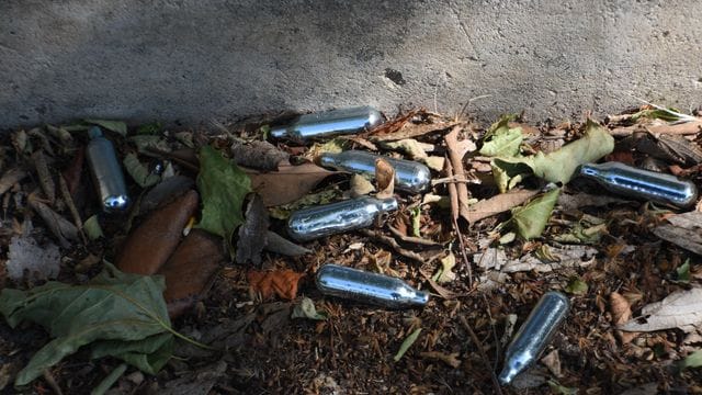 In Frankreich hat der Lachgas-Konsum während des Corona-Lockdowns offenbar zugenommen: In der Folge gibt es häufiger Problemen mit leeren Flaschen in den Verbrennungsöfen. In Frankreich hat der Lachgas-Konsum während des Corona-Lockdowns offenbar zugenommen: In der Folge gibt es häufiger Problemen mit leeren Flaschen in den Verbrennungsöfen.