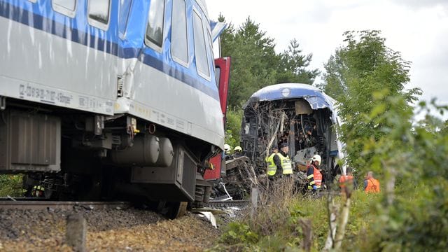 Die Führerstände der Lokomotive und des Triebwagens wurden völlig zerstört und tief eingedrückt. Die Führerstände der Lokomotive und des Triebwagens wurden völlig zerstört und tief eingedrückt.
