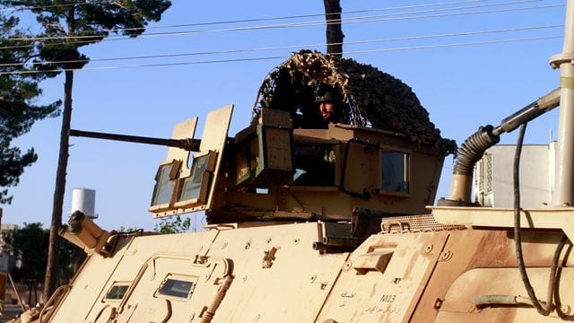 Ein Mitglied der afghanischen Sicherheitskräfte sitzt an einem Geschütz auf einem Fahrzeug während eines Gefechts zwischen Taliban und afghanischen Sicherheitskräften. Ein Mitglied der afghanischen Sicherheitskräfte sitzt an einem Geschütz auf einem Fahrzeug während eines Gefechts zwischen Taliban und afghanischen Sicherheitskräften.
