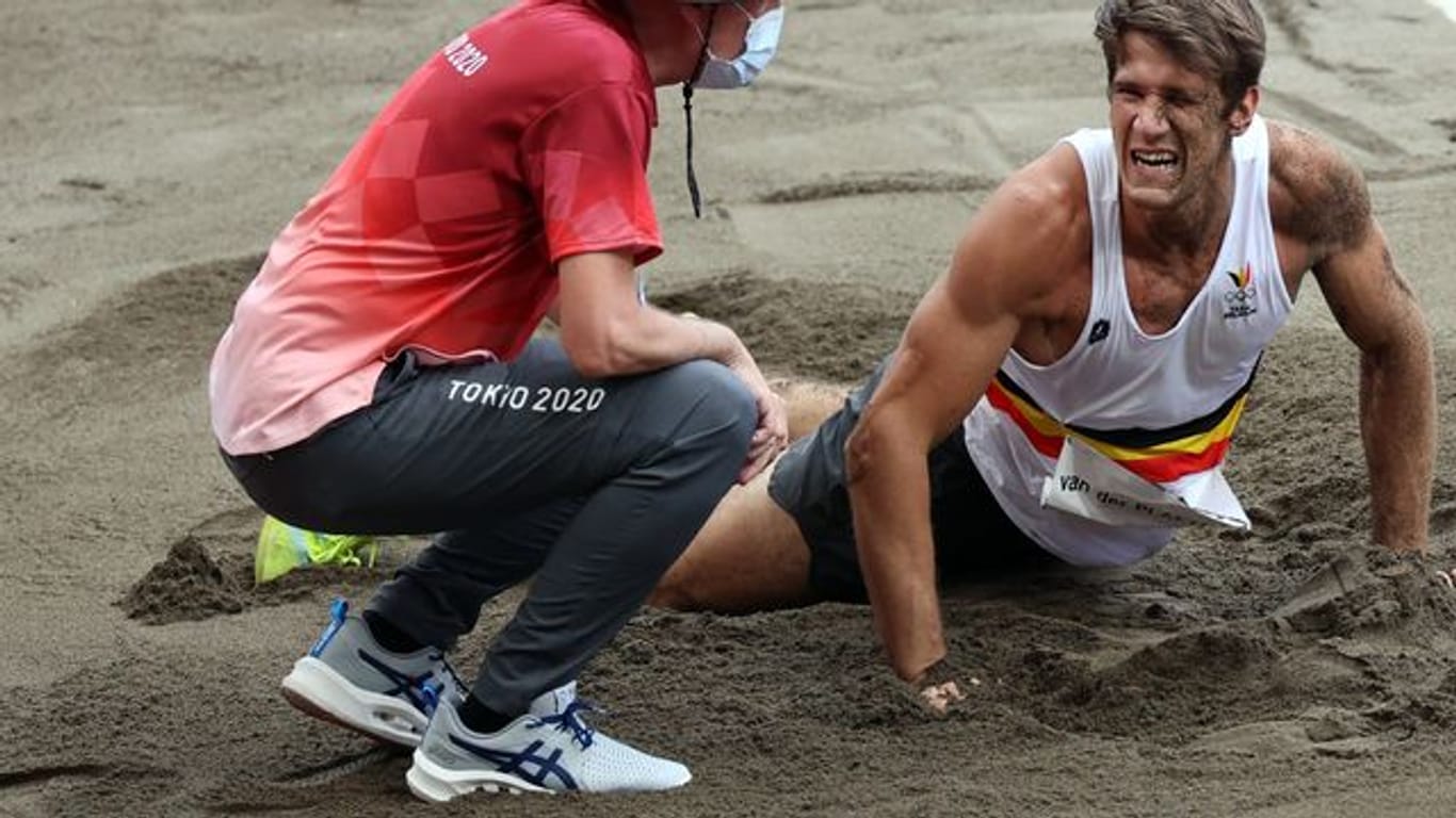Thomas Van Der Plaetsen (r) liegt nach seinem Sturz im Sand.