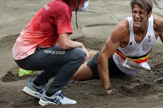 Thomas Van Der Plaetsen (r) liegt nach seinem Sturz im Sand.