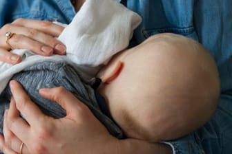 Die WHO empfiehlt Müttern, ihre Neugeborenen im Fall einer Corona-Infektion und nach einer Corona-Impfung weiter zu stillen.
