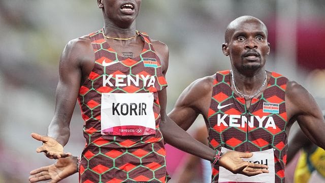 Emmanuel Korir (l) holte sich Gold über 800 Meter.