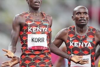 Emmanuel Korir (l) holte sich Gold über 800 Meter.