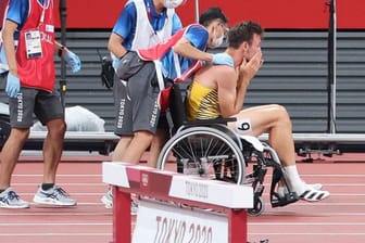 Niklas Kaul musste das Stadion im Rollstuhl verlassen.