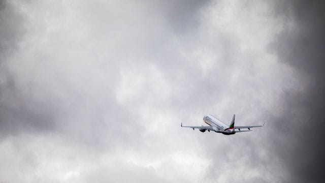 Eine Maschine mit abgeschobenen Menschen an Bord startert in einen grauen Himmel (Archivbild). Eine Maschine mit abgeschobenen Menschen an Bord startert in einen grauen Himmel (Archivbild).