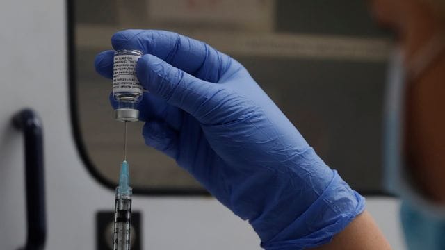 Während einer Studie wird im Herbst 2020 in London eine Dosis mit dem Corona-Impfstoff von Novavax vorbereitet. Während einer Studie wird im Herbst 2020 in London eine Dosis mit dem Corona-Impfstoff von Novavax vorbereitet.