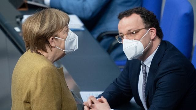Bundeskanzlerin Merkel im März zusammen mit Gesundheitsminister Spahn im Bundestag. Bundeskanzlerin Merkel im März zusammen mit Gesundheitsminister Spahn im Bundestag.