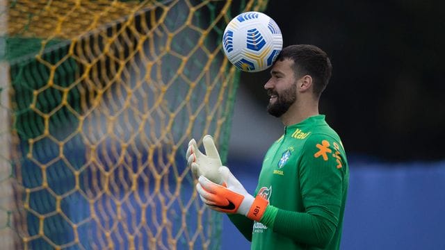 Der brasilianische Torwart Alisson Becker hat beim FC Liverpool "langfristig" verlängert.