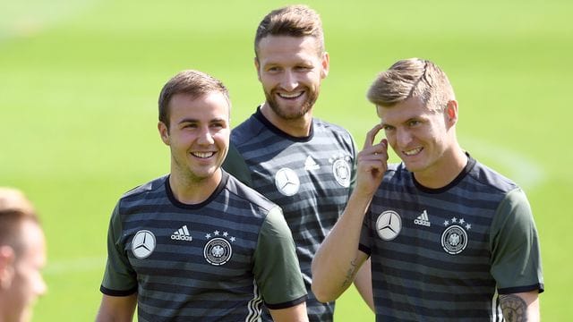 Mario Götze (l) und Toni Kroos (r) waren Teamkollegen in der Nationalmannschaft und beim FC Bayern München. Mario Götze (l) und Toni Kroos (r) waren Teamkollegen in der Nationalmannschaft und beim FC Bayern München.