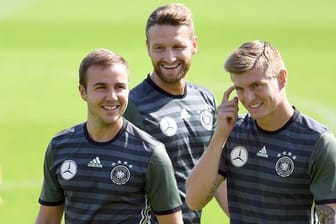 Mario Götze (l) und Toni Kroos (r) waren Teamkollegen in der Nationalmannschaft und beim FC Bayern München.