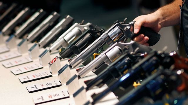 Die mexikanische Regierung wirft amerikanischen Waffenherstellern- und händlern vor, sie wüssten, dass ihre Geschäftspraktiken zum Waffenschmuggel nach Mexiko beitrügen und förderten ihn noch. Die mexikanische Regierung wirft amerikanischen Waffenherstellern- und händlern vor, sie wüssten, dass ihre Geschäftspraktiken zum Waffenschmuggel nach Mexiko beitrügen und förderten ihn noch.