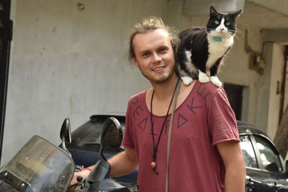 Weltenbummler Martin Klauka mit seiner Katze Mogli in Indien.