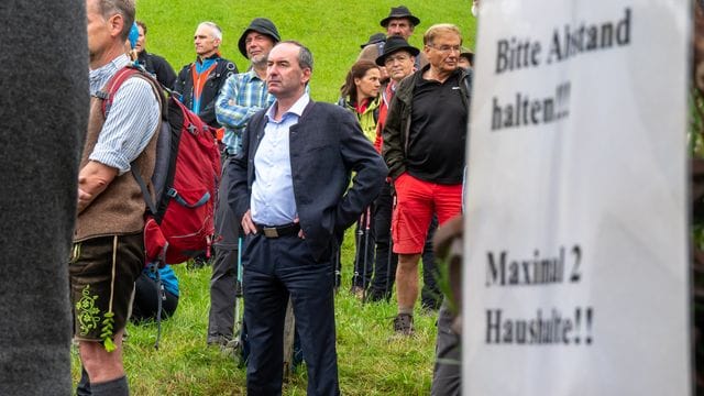 Der Streit zwischen Hubert Aiwanger und Politikern der CSU spitzt sich zu. Der Streit zwischen Hubert Aiwanger und Politikern der CSU spitzt sich zu.