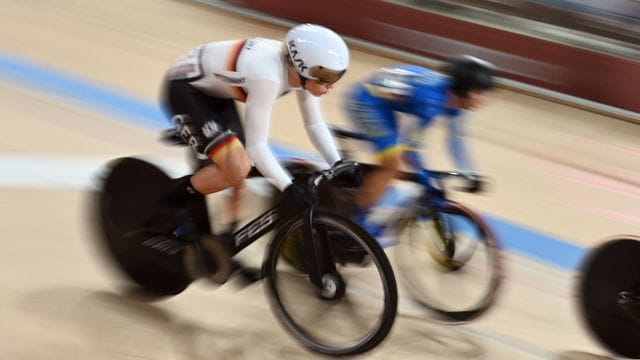 Emma Hinze (l) im olympischen Keirin-Wettbewerb.